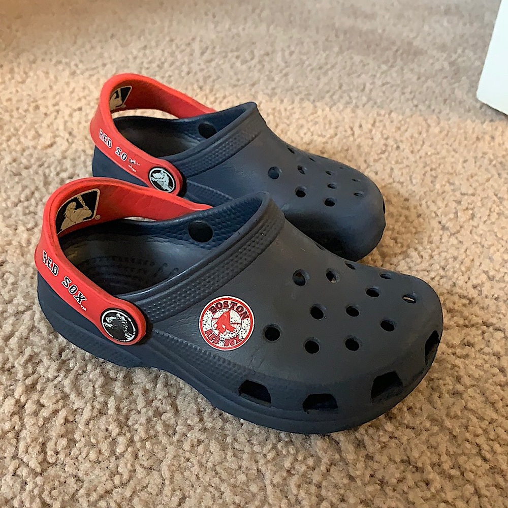 BOSTON RED SOX, toddler boys - SIZE 8/9 CROCS.